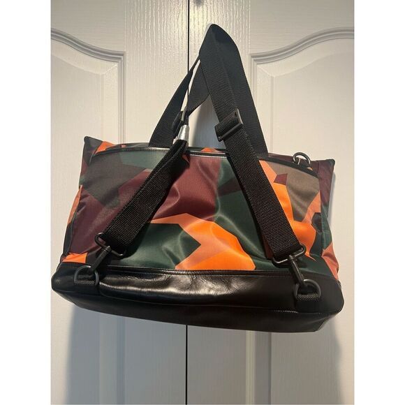 Calvin Klein camouflage-print duffle Messenger Bag - Picture 2 of 11